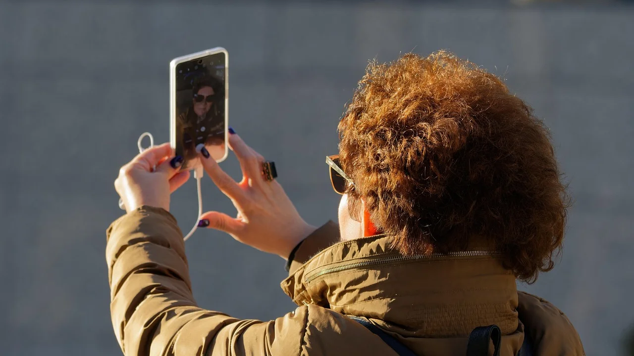Persona con videollamada en portátil