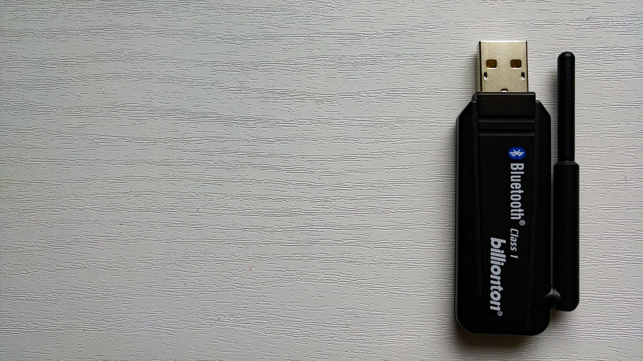 Adaptador Bluetooth USB conectado a un portátil