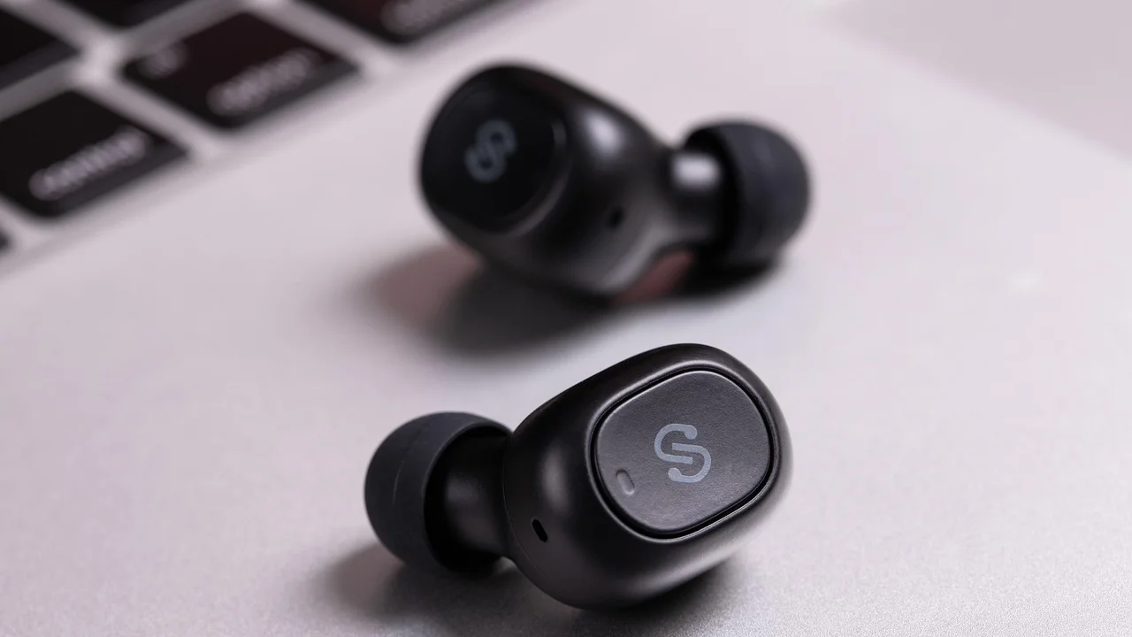 Auriculares inalámbricos junto a un ordenador
