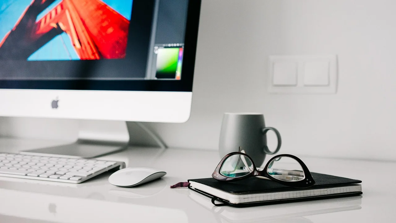 Monitor sin señal conectado a un ordenador