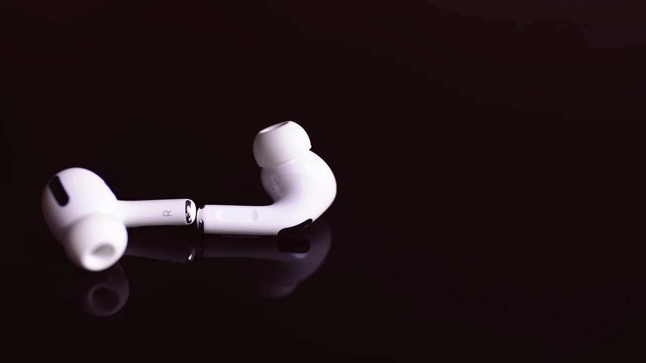Auriculares Bluetooth junto a un teléfono móvil