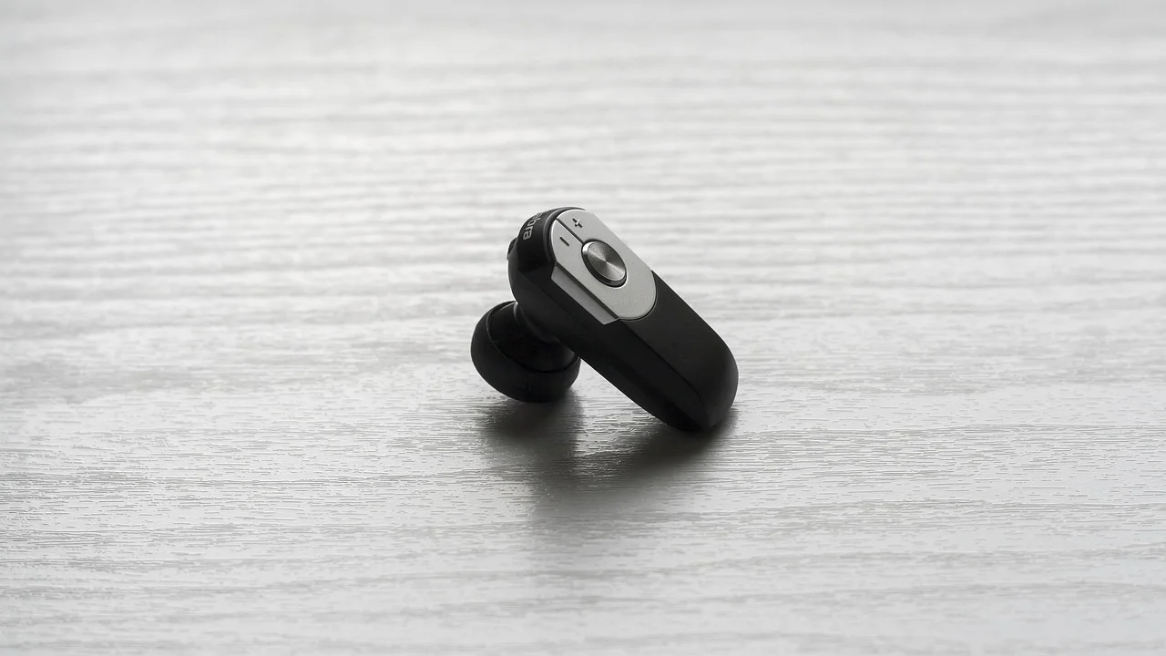 Persona seleccionando salida de audio Bluetooth