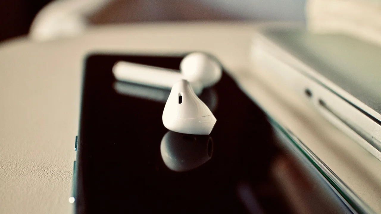 Ordenador configurando auriculares Bluetooth