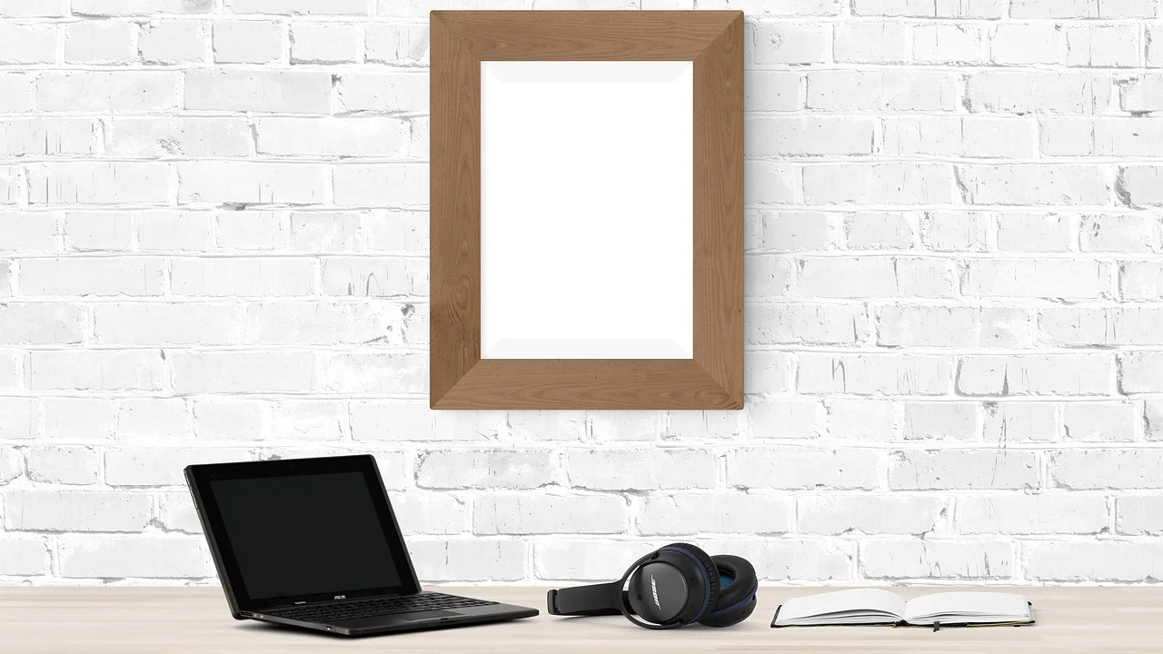 Persona revisando los ajustes de sonido del ordenador