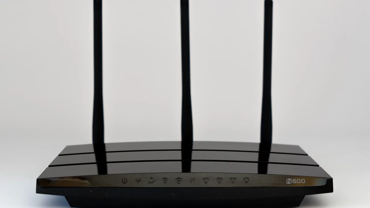 Router wifi sobre una mesa ventilada