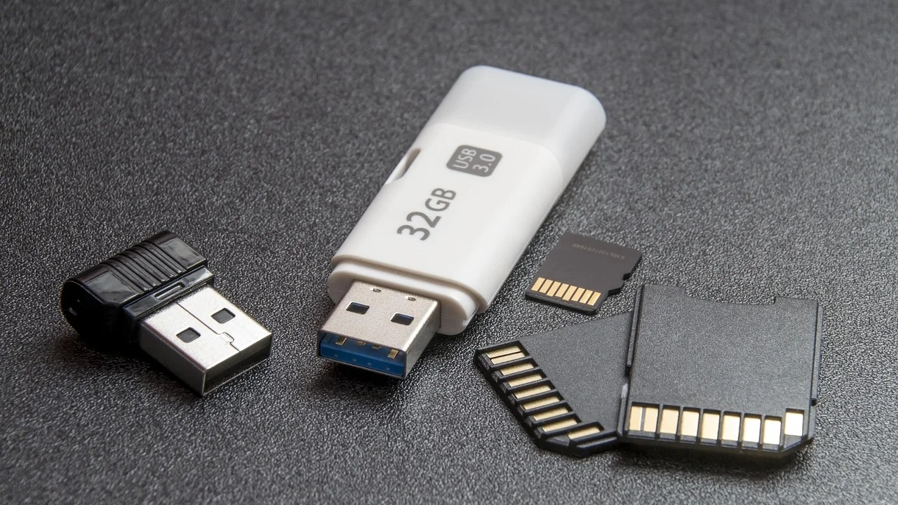 Módulos de memoria RAM sobre una mesa