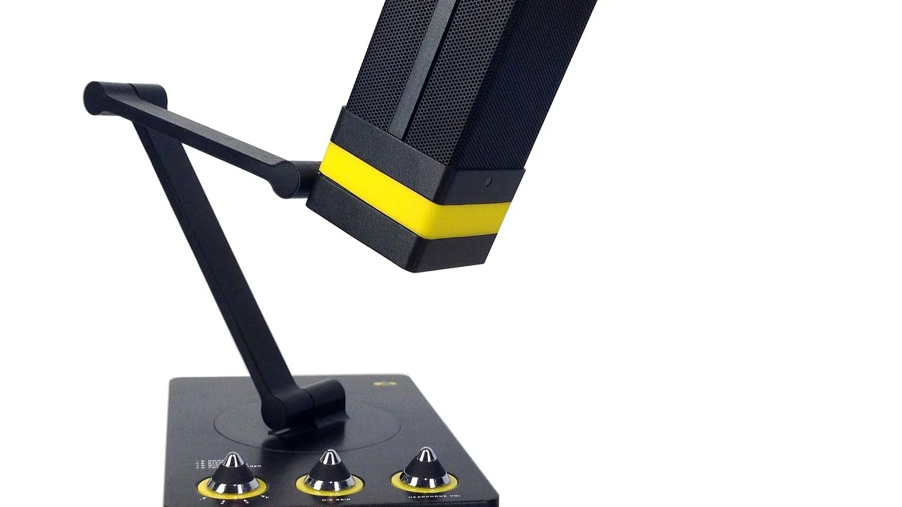 Micrófono USB conectado a una computadora portátil