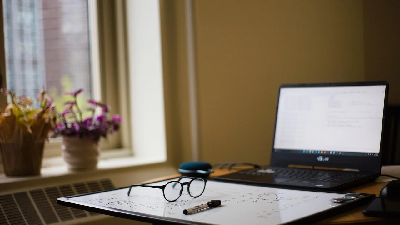 Portátil sobre una mesa con rejillas despejadas