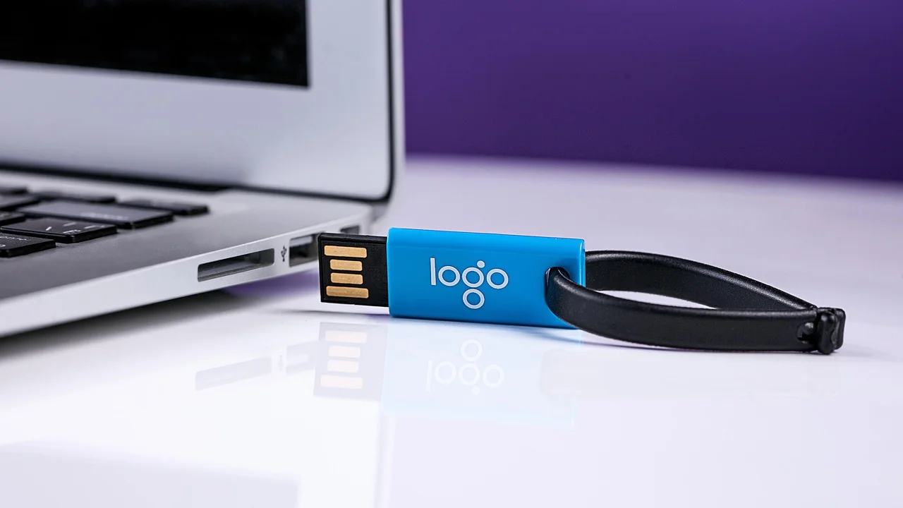 Pendrive conectado a un ordenador portátil