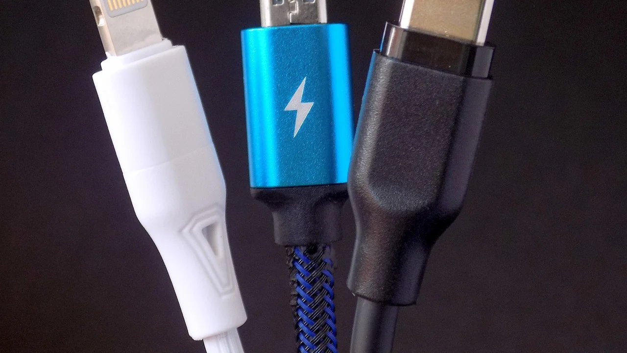 Memoria USB junto a un teclado