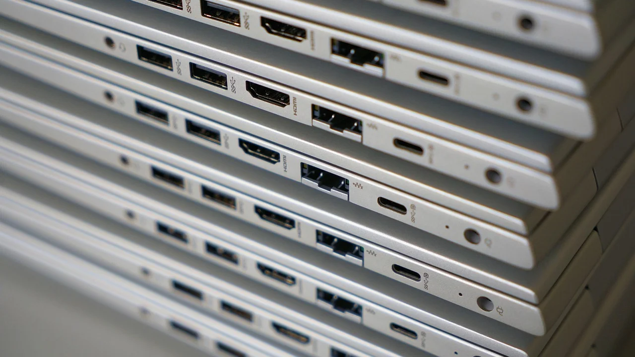 Persona revisando una memoria USB