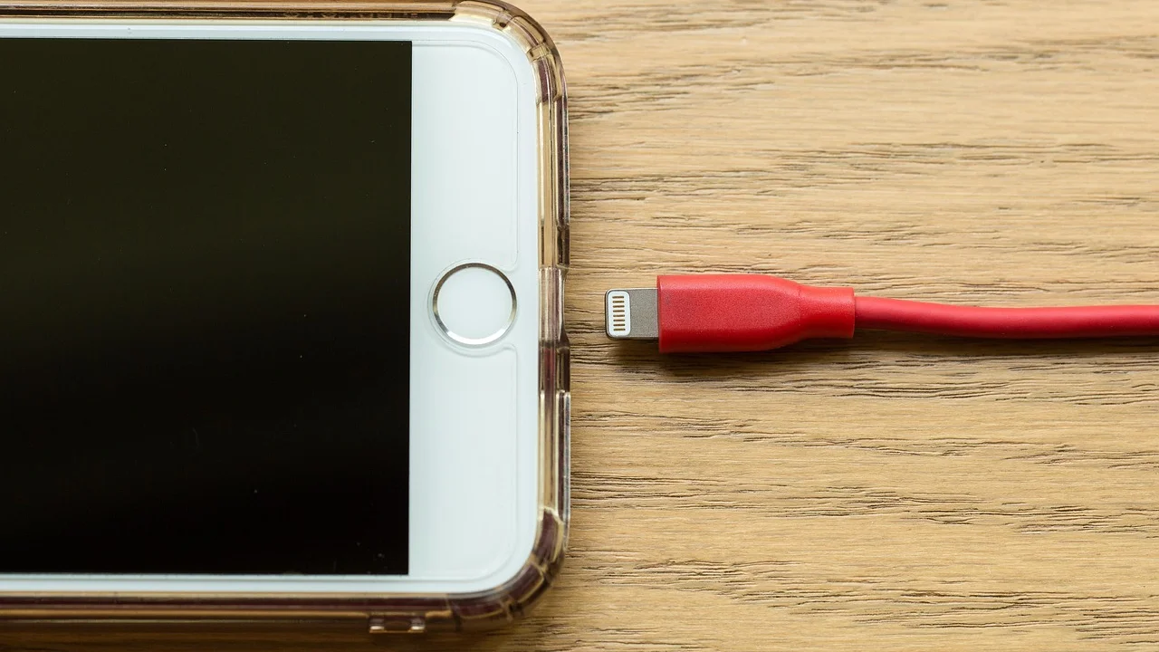 Cable USB-C junto a un portátil