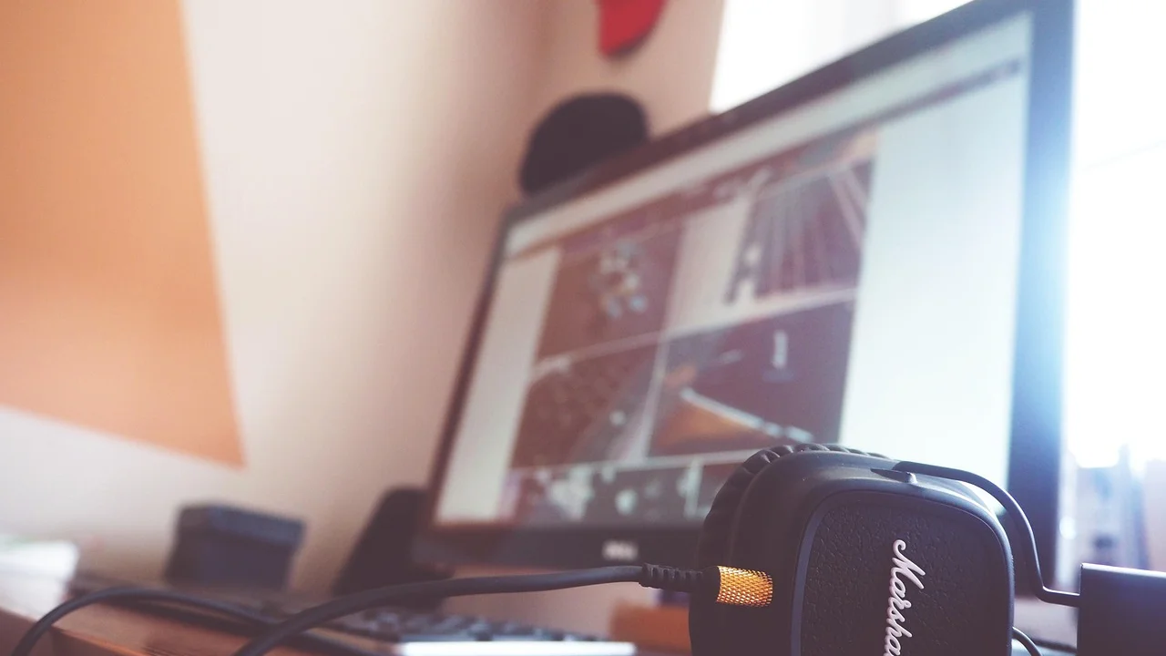 Auriculares conectados a un ordenador portátil