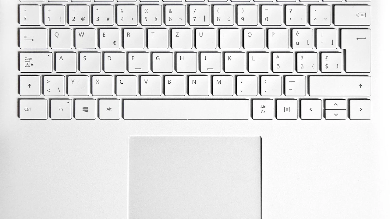 Usuario usando el touchpad de un portátil