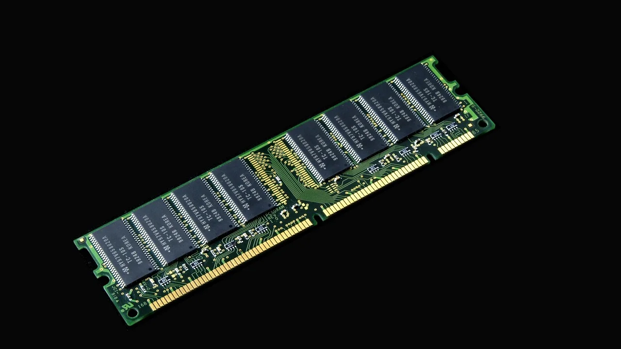 Unidad SSD junto a un ordenador portátil