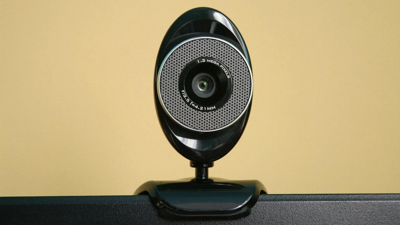 Primer plano de una webcam limpia